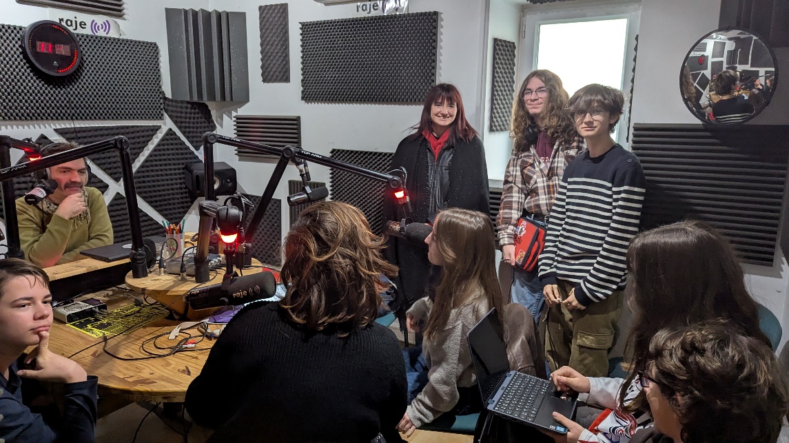 Une image contenant habits, personne, femme, intérieur.